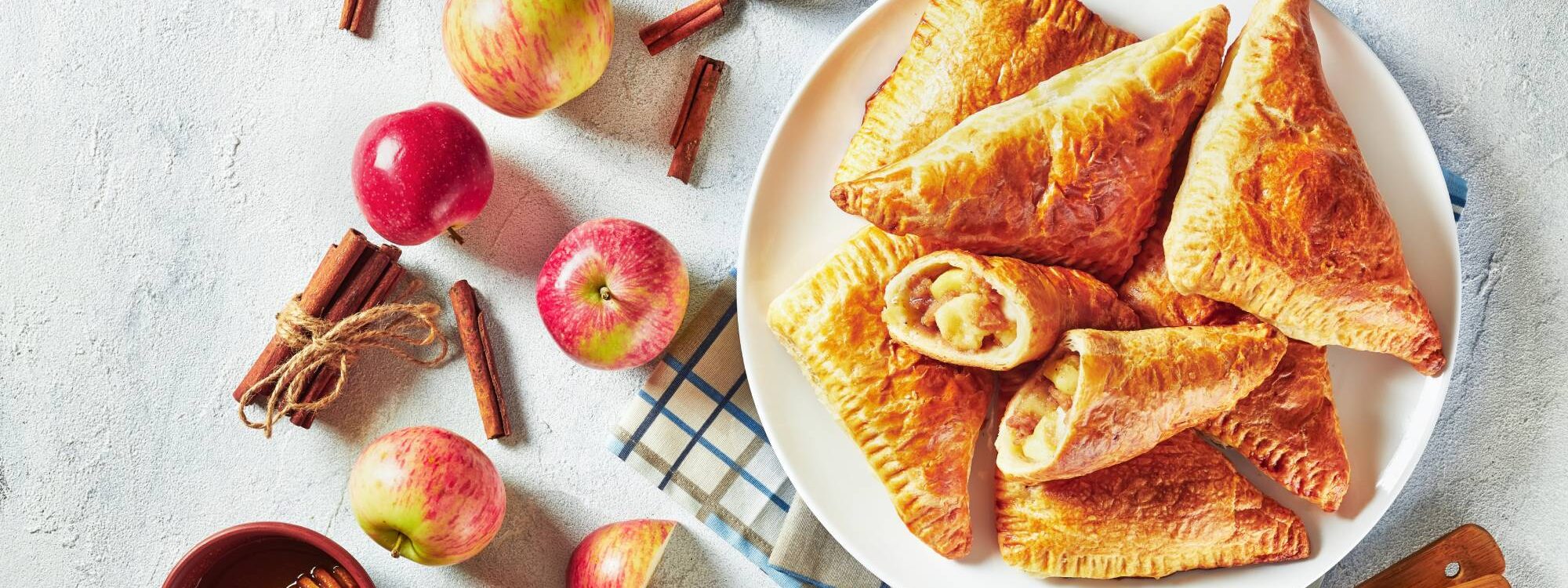 CHAUSSON_POMMES 2000X750 | Boulangerie Wioland Quelle est l’histoire du chausson aux pommes ? Guebwiller